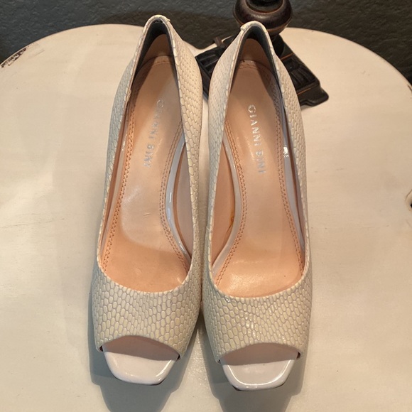 Gianni Bini white heels excellent condition in box - Picture 2 of 11